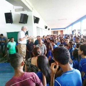 Padre Waldomiro dà l'avvio al nuovo anno scolastico